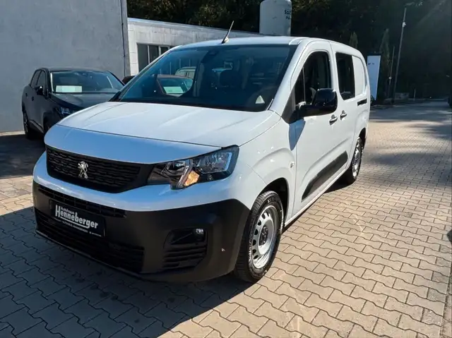 Peugeot Partner Pro FlexCab L2 | AHK Vorbereitung | PDC