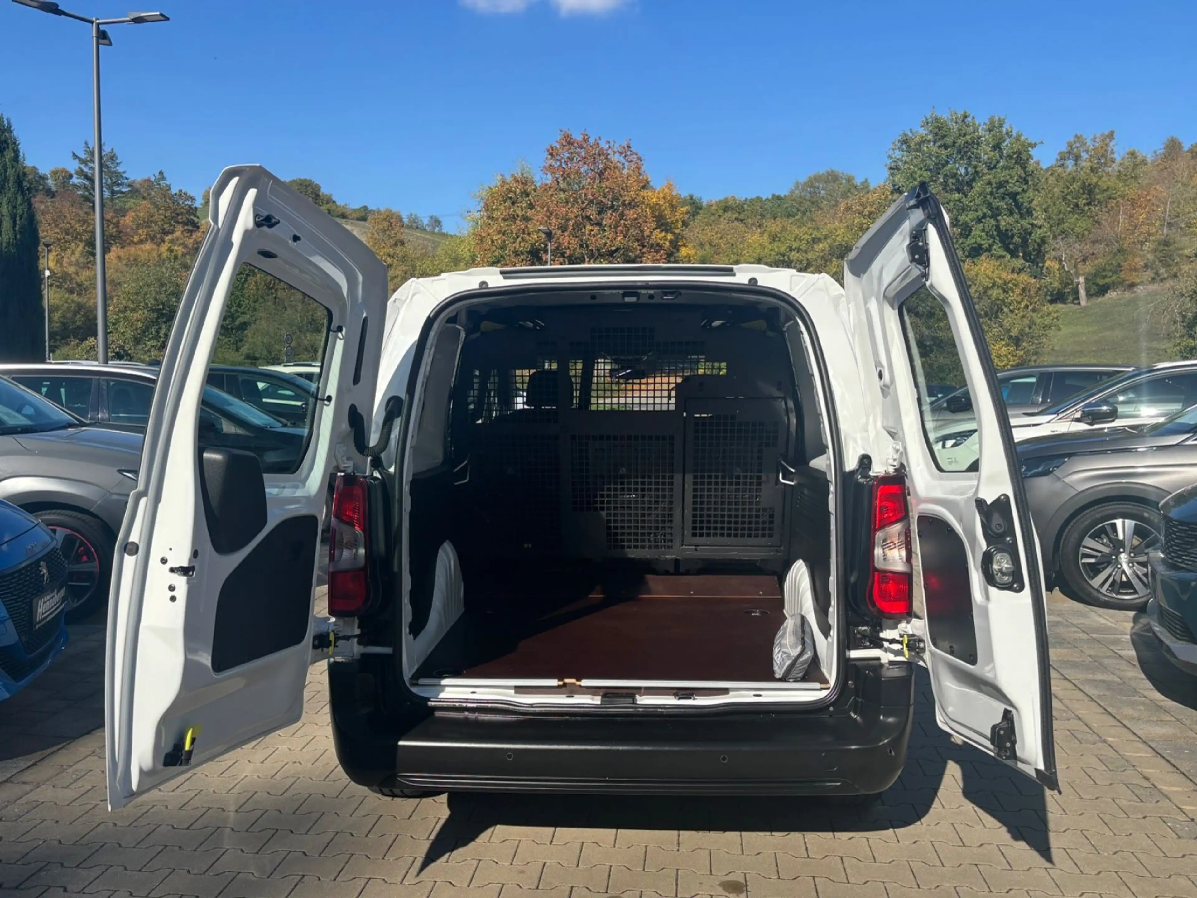 Peugeot Partner Pro FlexCab L2 | AHK Vorbereitung | PDC — photo 7