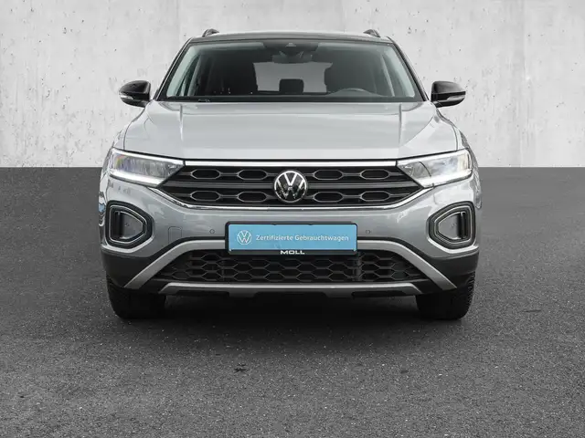 Volkswagen T-Roc view 3