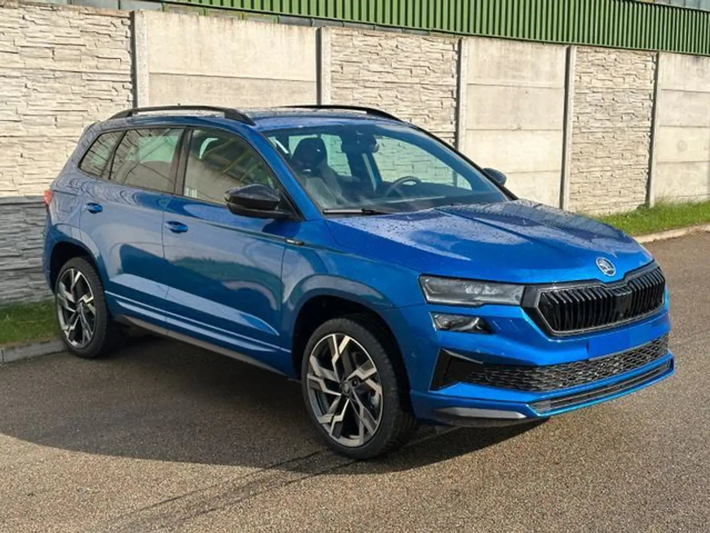 Skoda Karoq 1.5l TSI ACT DSG Sportline Matrix AHK Kame Blau - 1