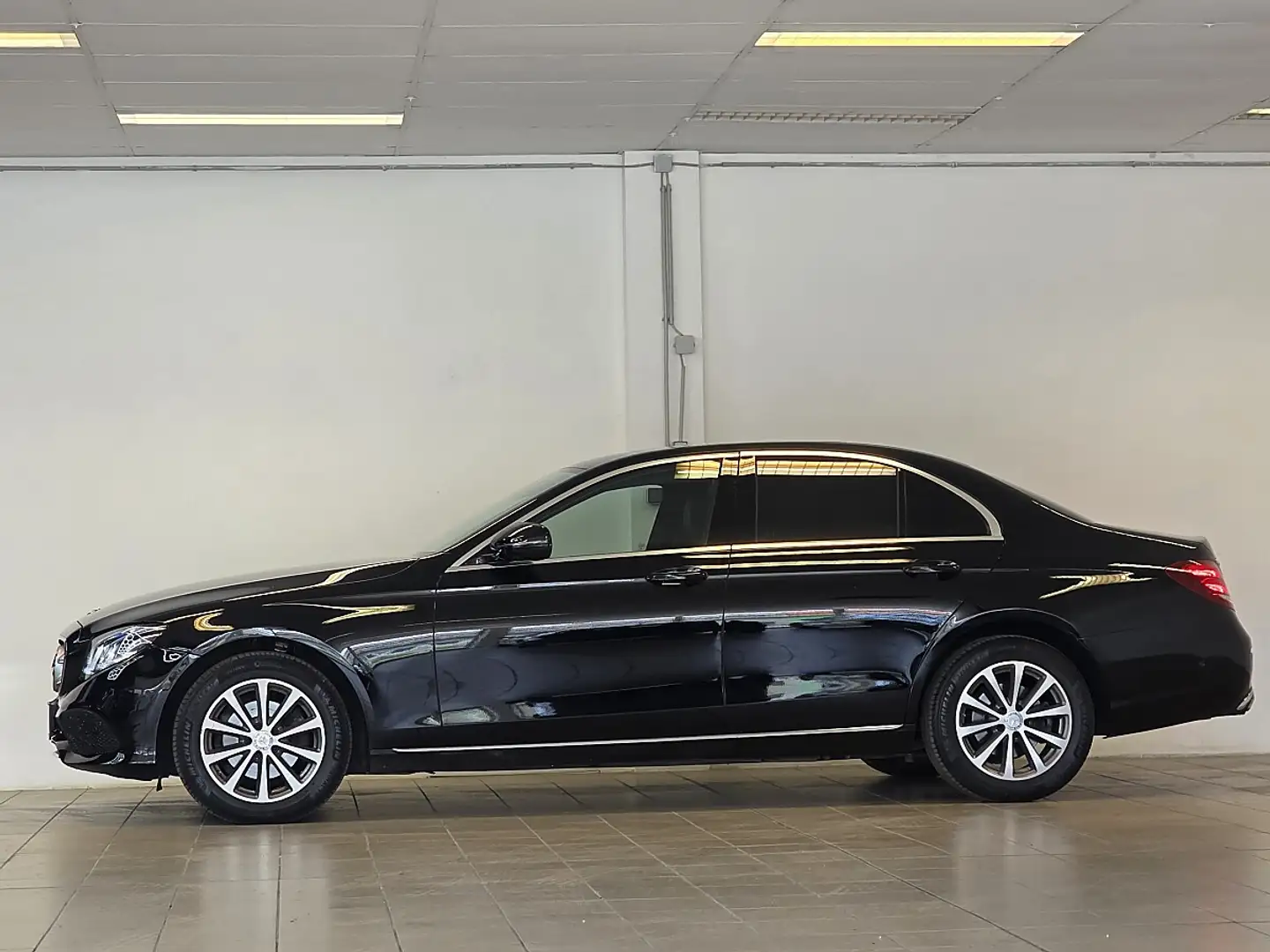 Mercedes-Benz E 220 d Aut. /360 Kamera/Head Up/Navi/Leder Schwarz - 2