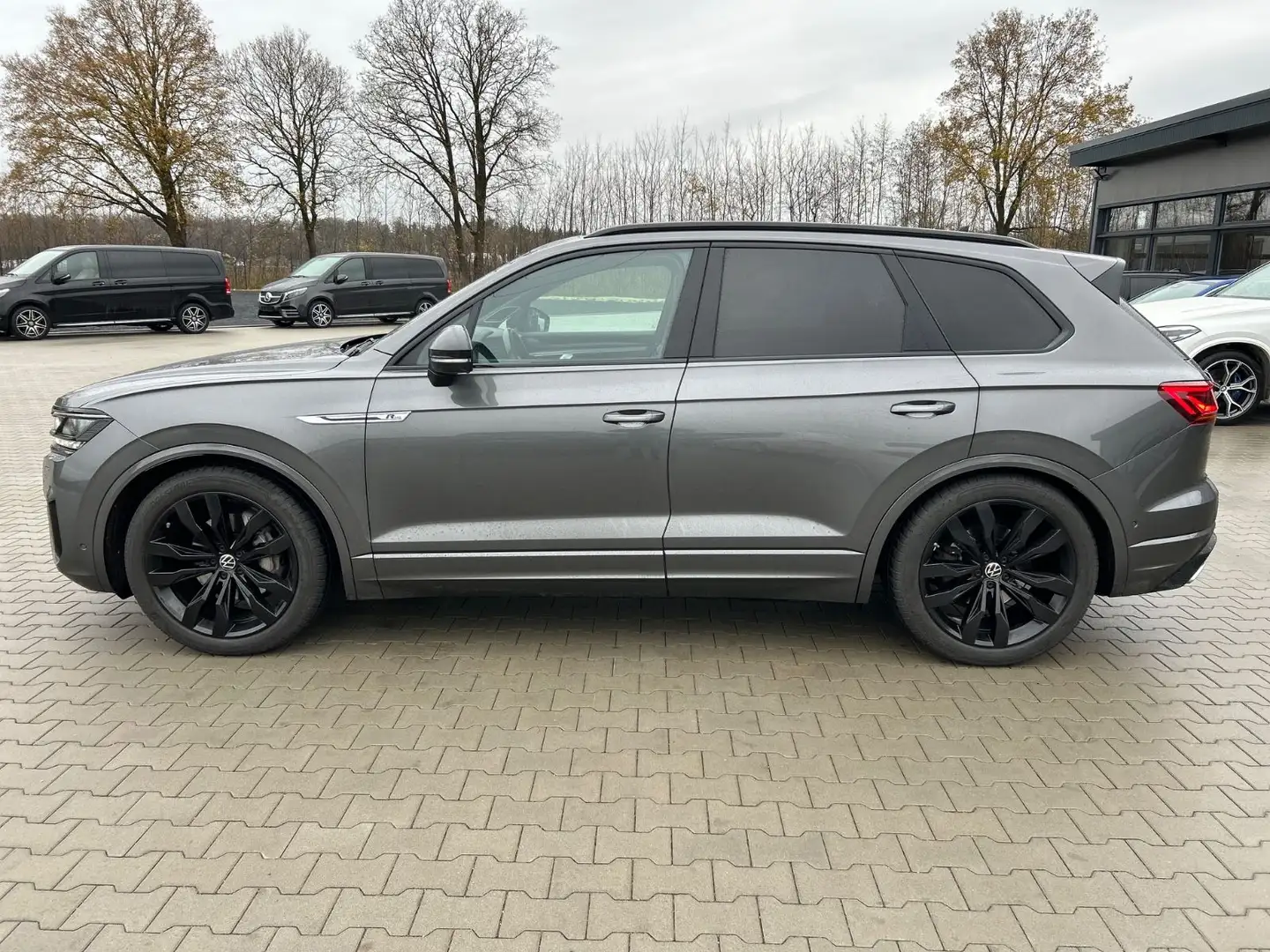 Volkswagen Touareg R-Line Black -Massage-Sitzbelü-Pano-360K Grau - 2