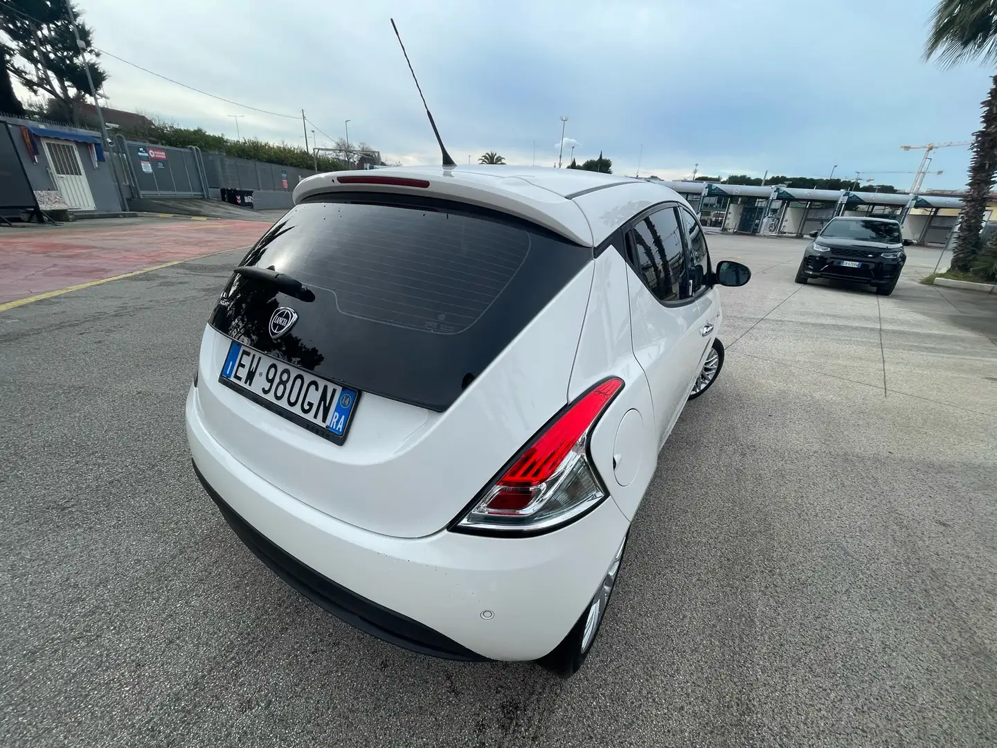 Lancia Ypsilon 0.9 t.air Gold s&s 85cv dfn E6 Blanc - 2