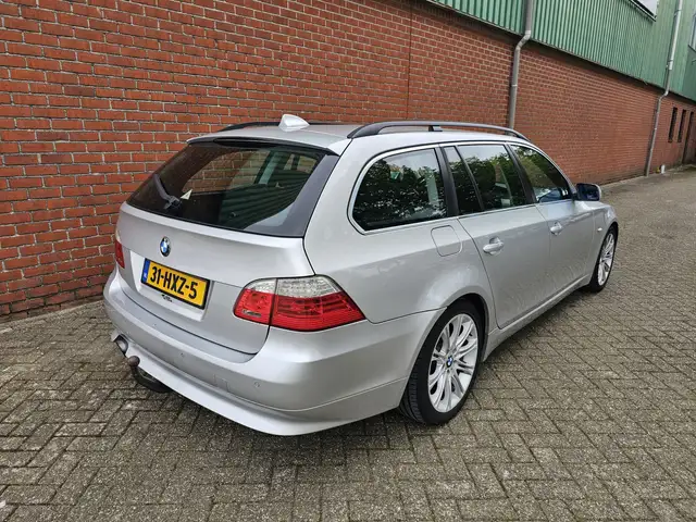 BMW 5 Series view 3