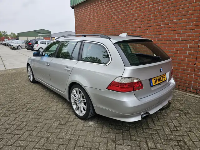 BMW 5 Series view 4