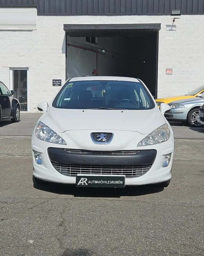 Peugeot 308 Confort 1.6 HDI 110 FAP CMP Auto. Blanco - 2