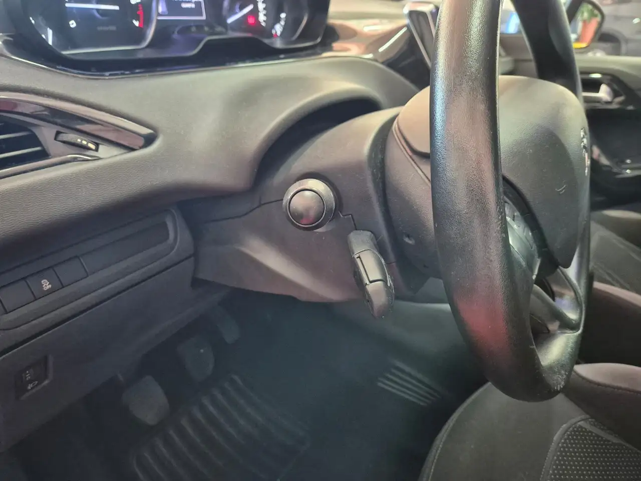 Peugeot 208 208 — photo 7