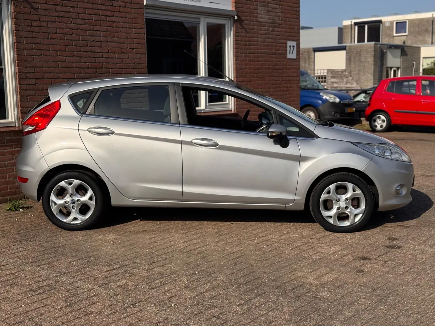 Ford Fiesta 1.25 Titanium Gris - 2