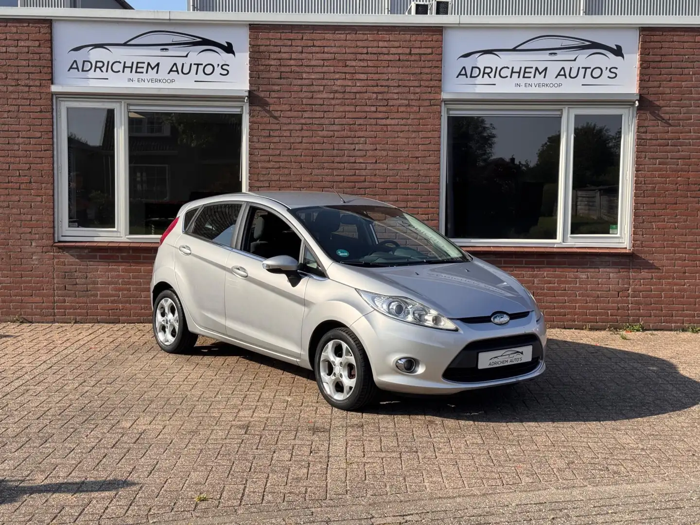 Ford Fiesta 1.25 Titanium Gris - 1