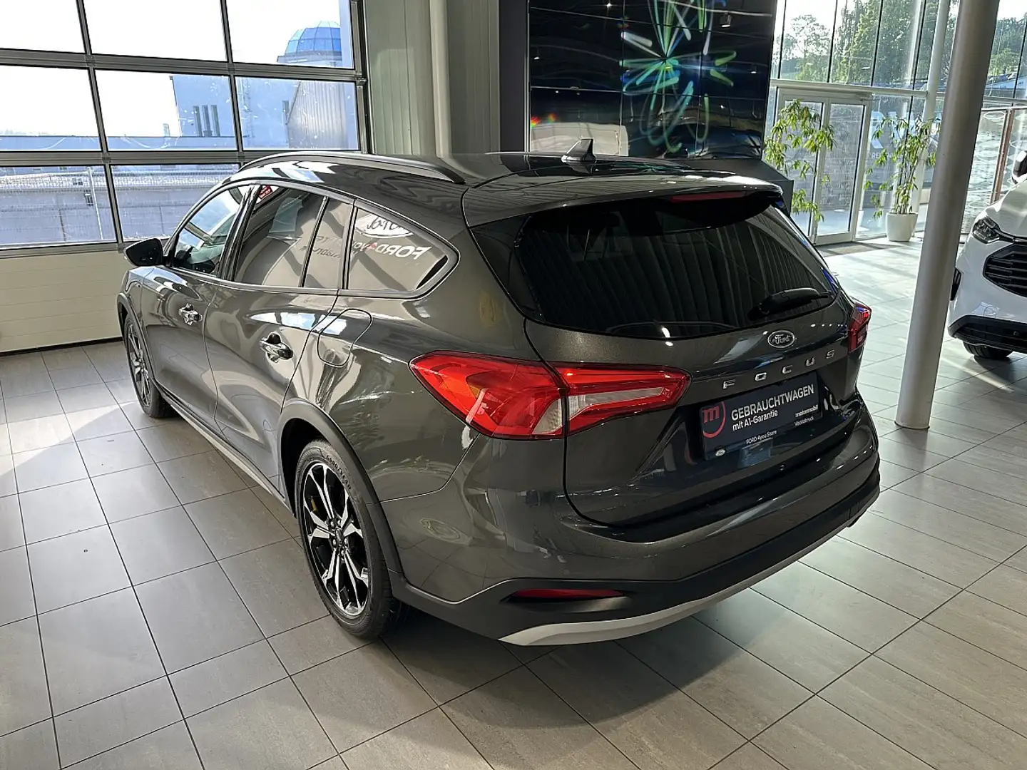 Ford Focus Traveller 1,0 EcoBoost Active Business Aut. Gris - 2