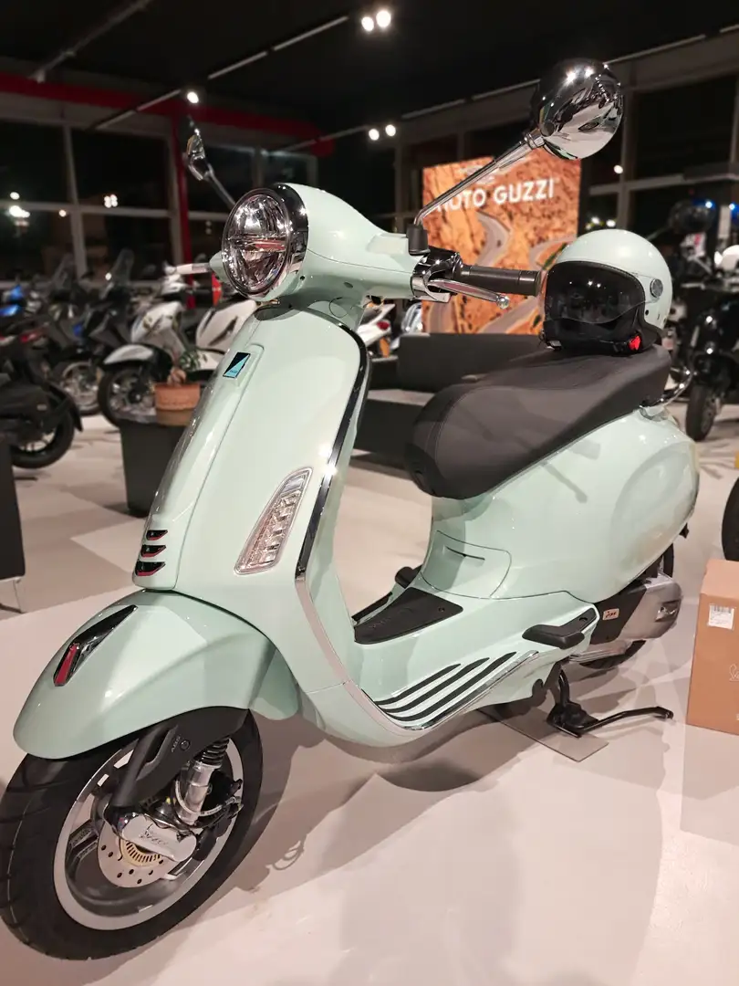 Vespa Primavera 125 Bauletto + Supporto omaggio Verde - 1