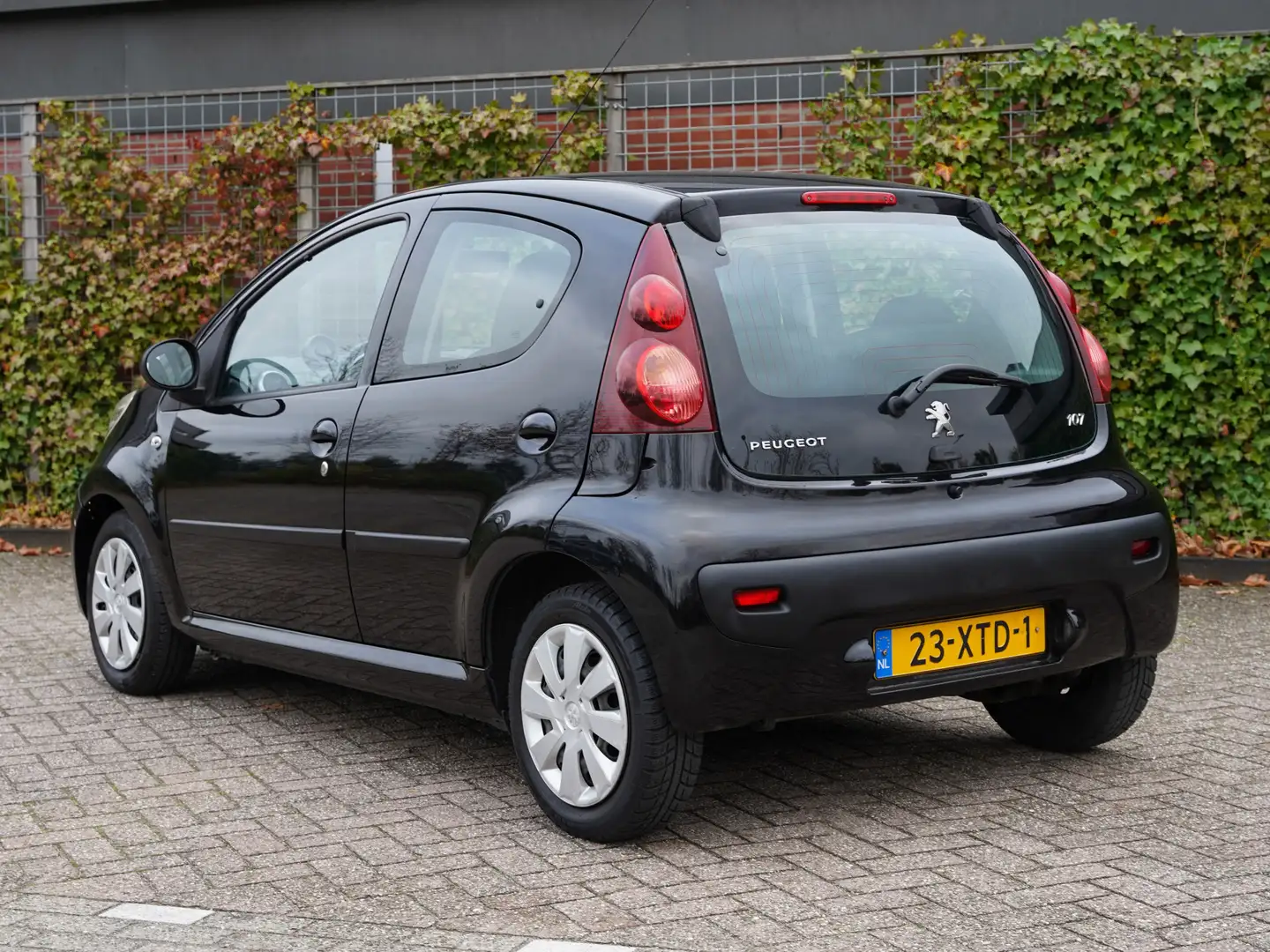 Peugeot 107 1.0 Envy | Airco | Bluetooth | Elektr.ramen Zwart - 2