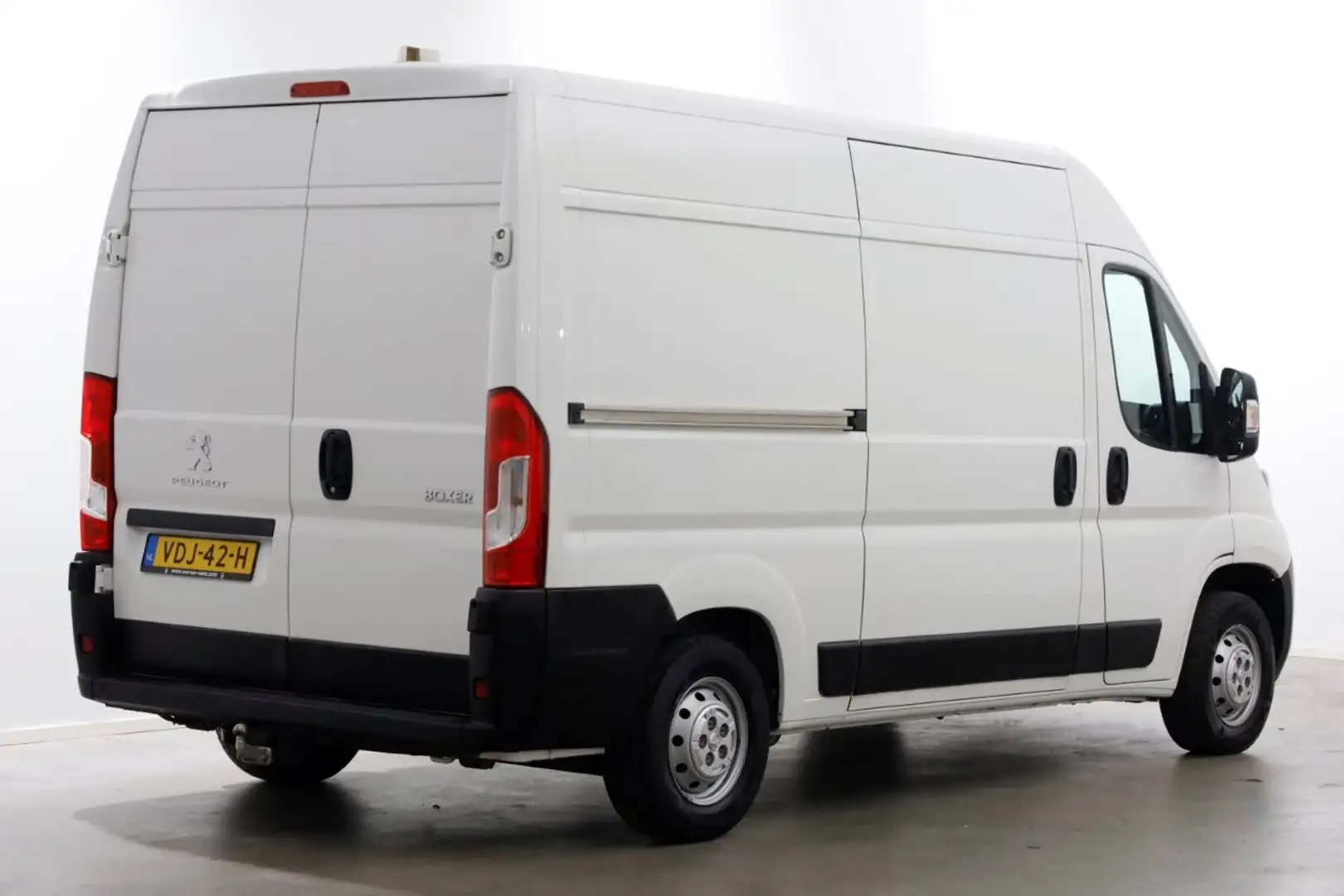 Peugeot Boxer 2.2 BlueHDi 140pk E6 L2H2 Premium Airco/Inrichting Wit - 2