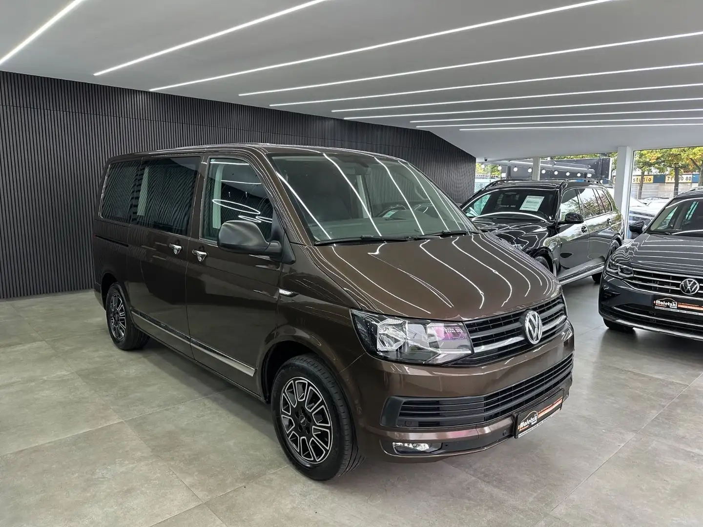 Volkswagen T6 Multivan T6  2.0 TDI Multivan Trendline*1.Hd*6.Sitze*DSG* Marrone - 1