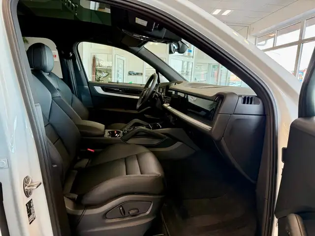 Porsche Cayenne view 8
