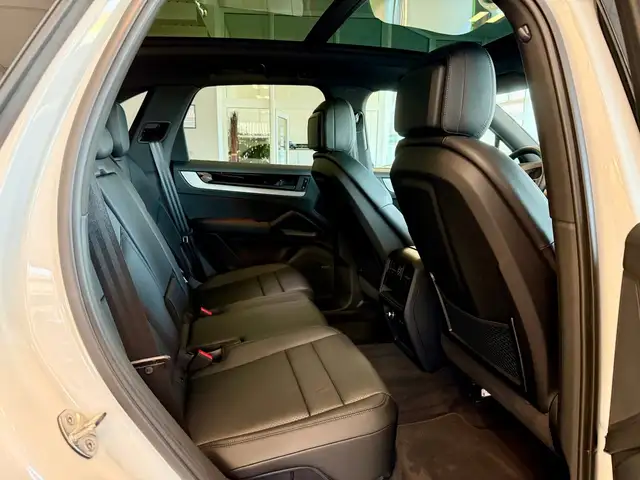 Porsche Cayenne view 12