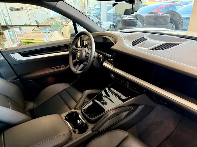 Porsche Cayenne view 13