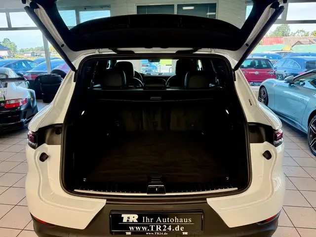 Porsche Cayenne view 11