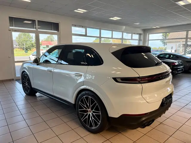 Porsche Cayenne view 3