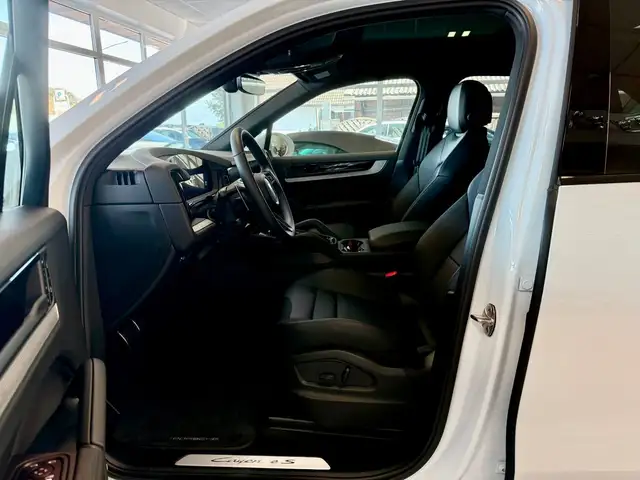 Porsche Cayenne view 9
