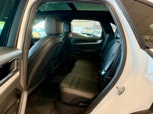 Porsche Cayenne view 10