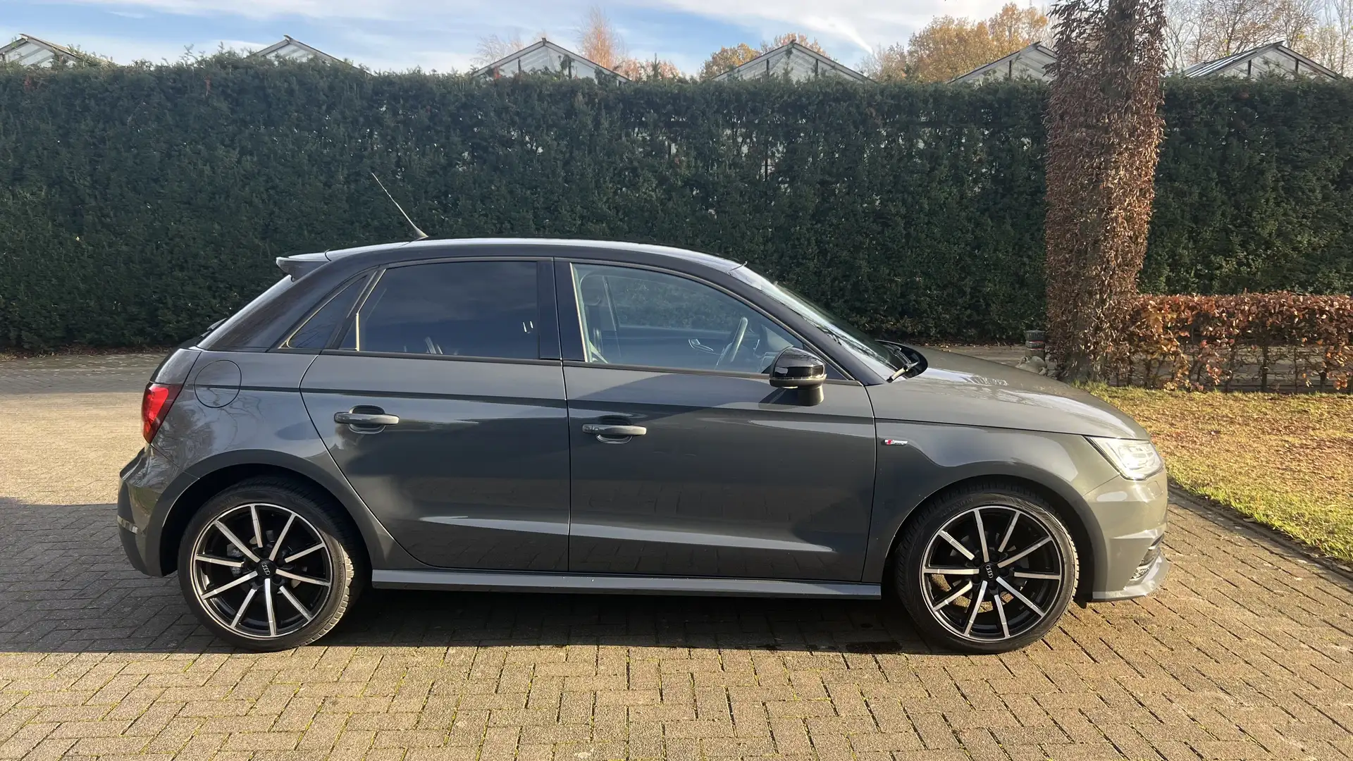 Audi A1 1.0 TFSI Pro Line Grijs - 2