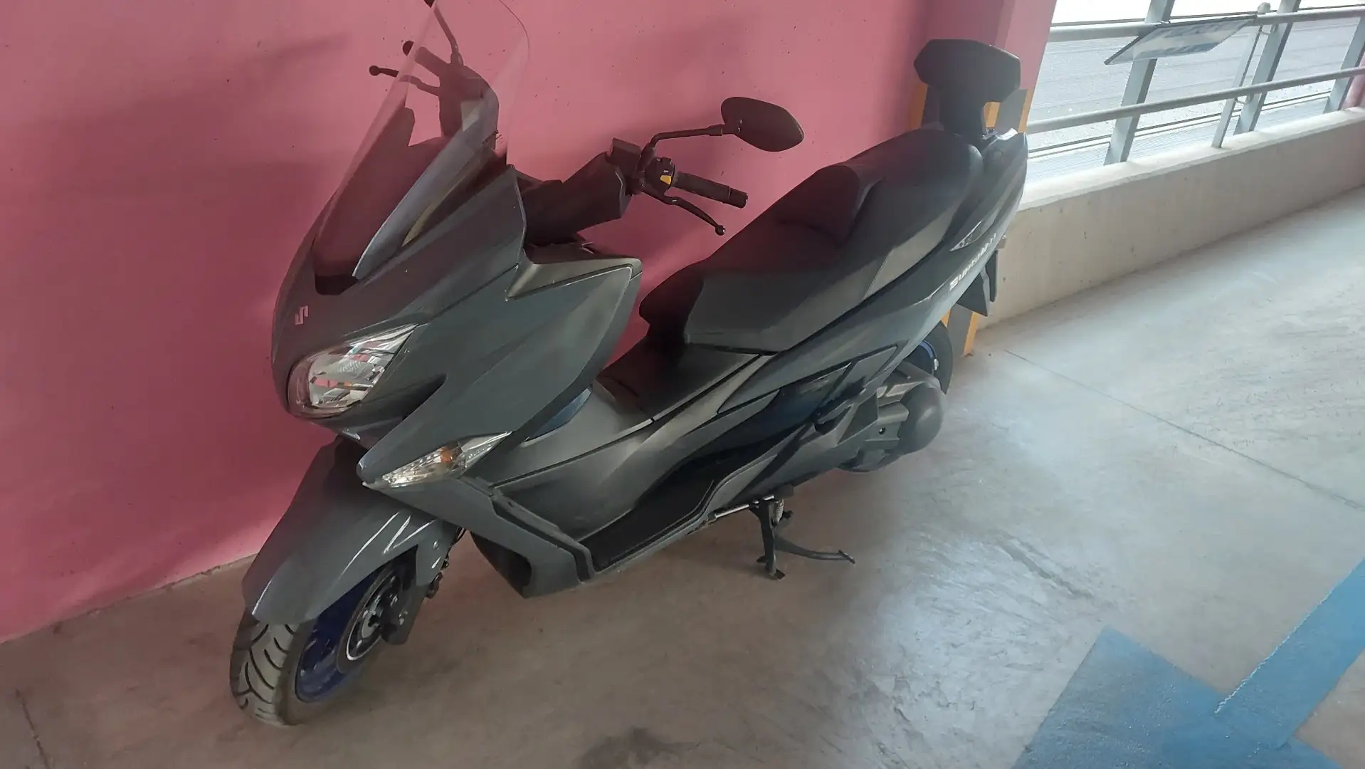 Suzuki Burgman 400 Šedá - 1