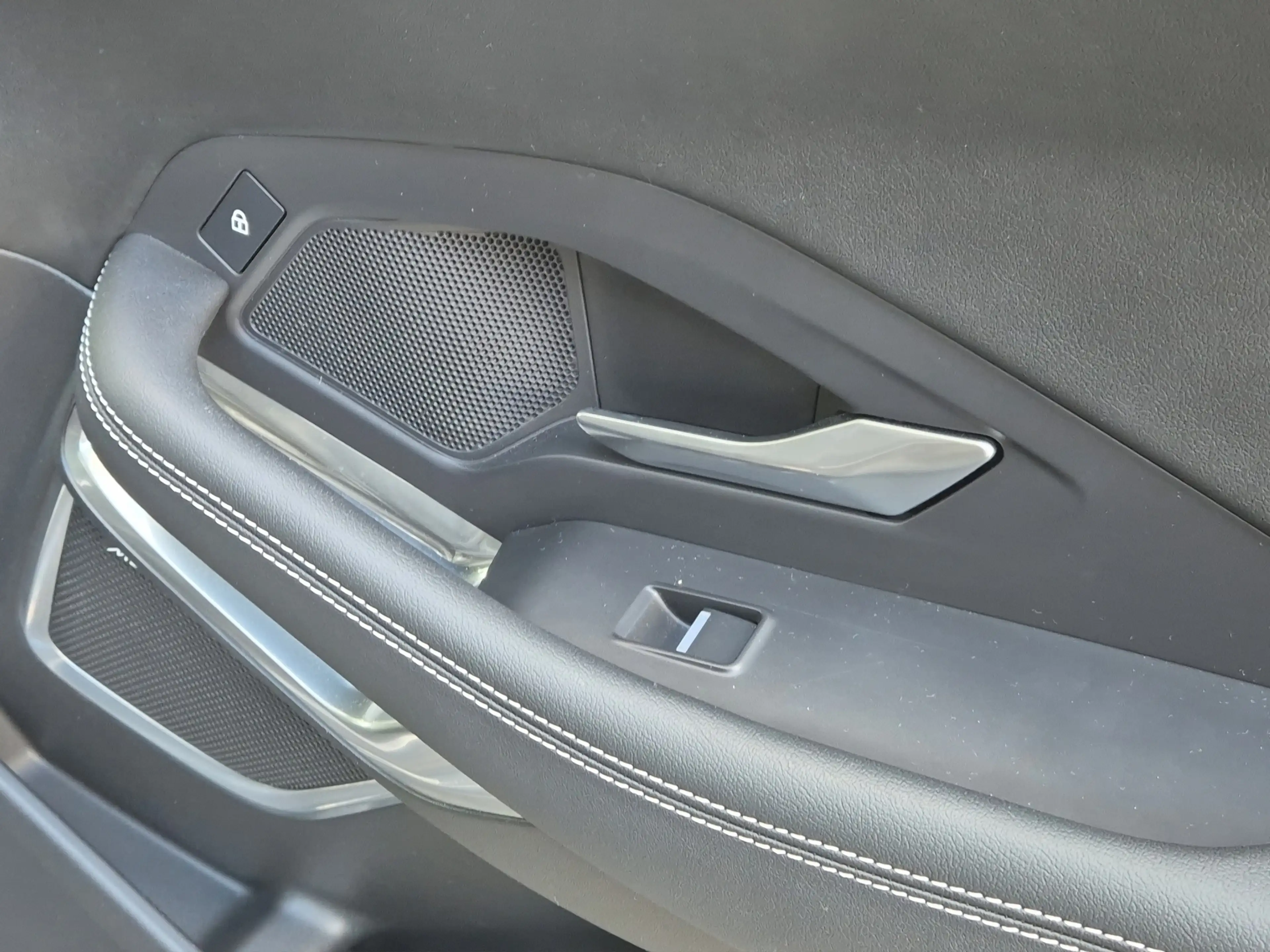 Jaguar E-Pace 1.5 P300e AWD R-Dynamic HSE 310pk | Panoramadak | — photo 13