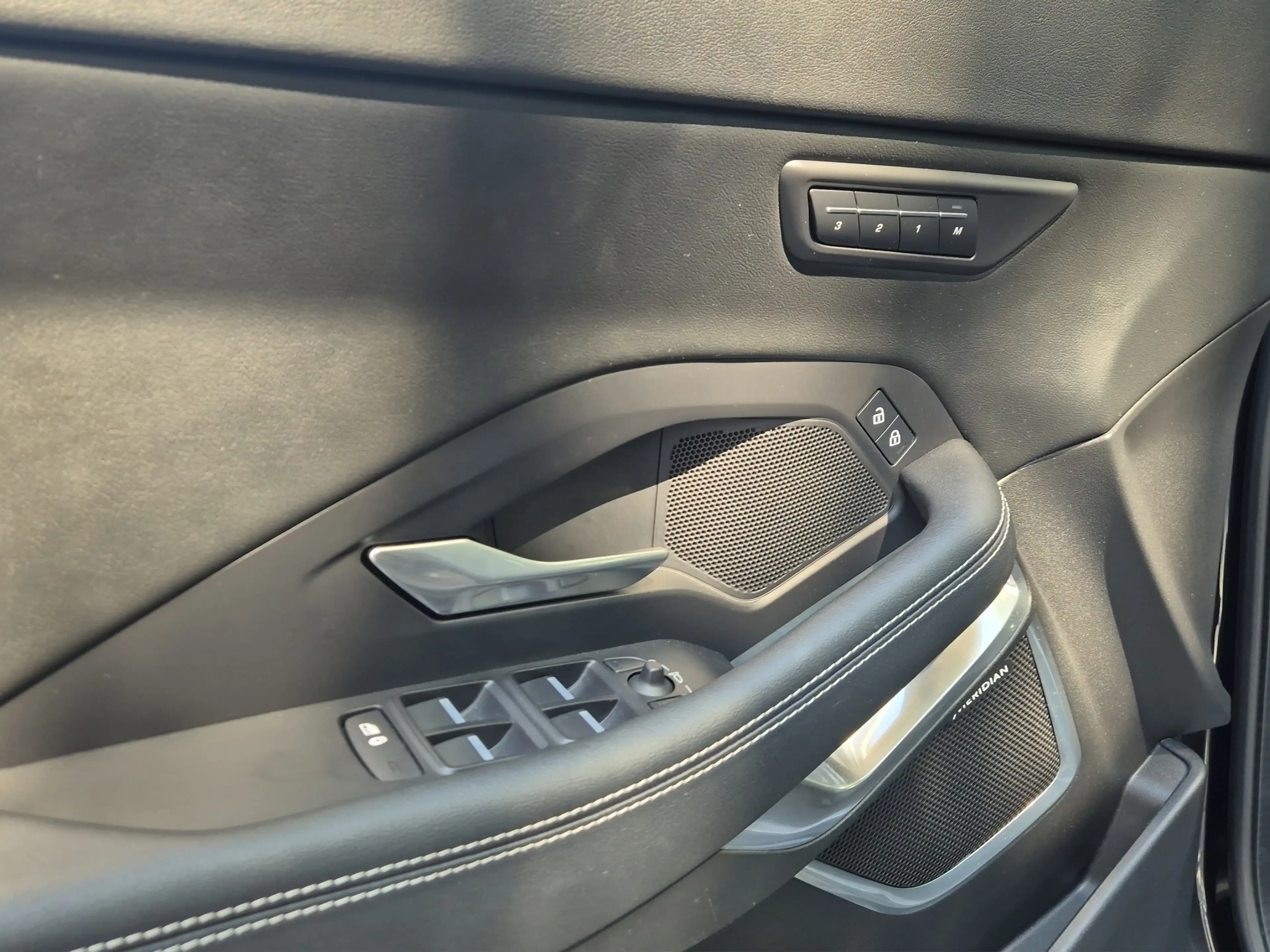 Jaguar E-Pace 1.5 P300e AWD R-Dynamic HSE 310pk | Panoramadak | — photo 7