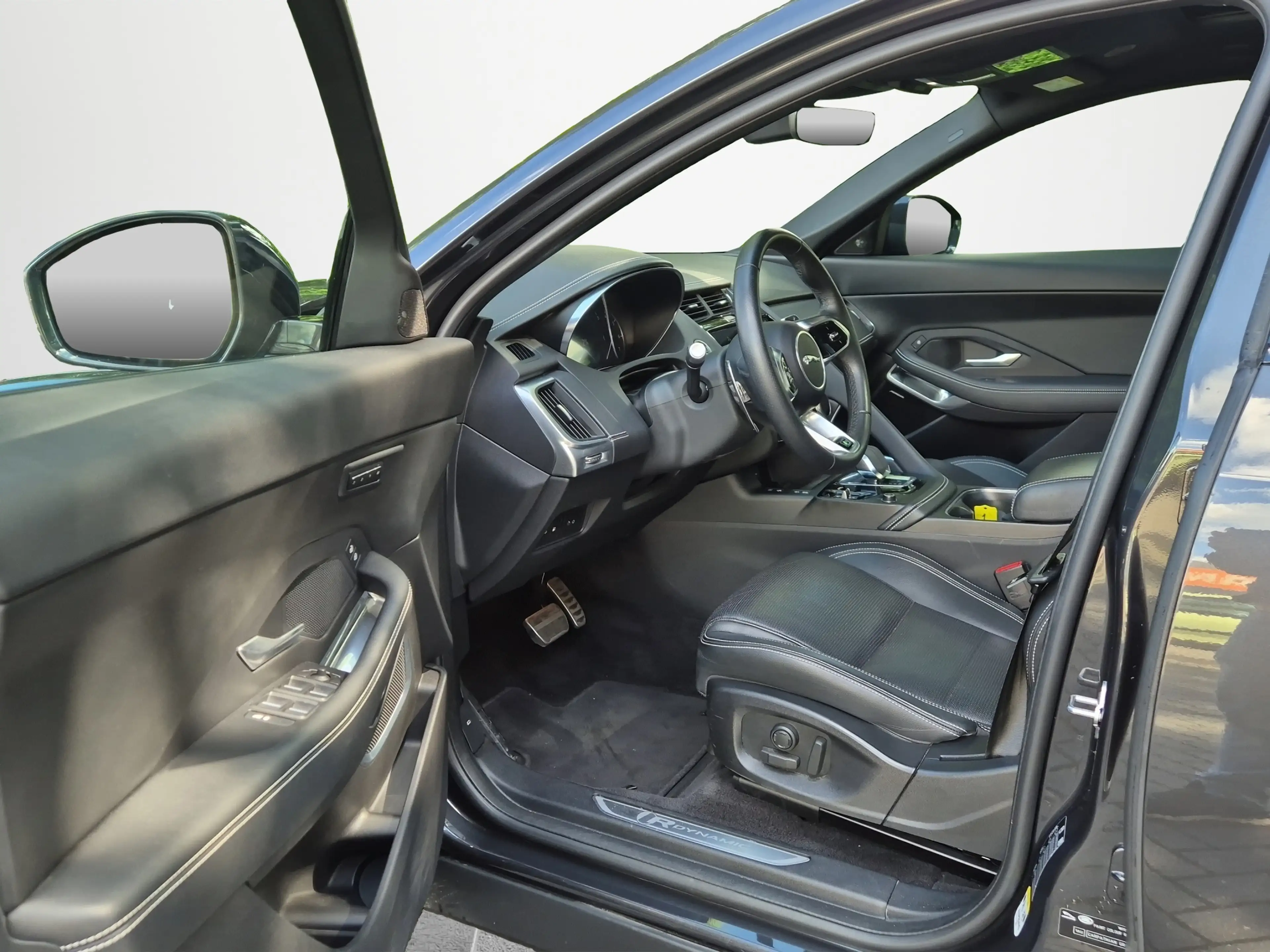 Jaguar E-Pace 1.5 P300e AWD R-Dynamic HSE 310pk | Panoramadak | — photo 5