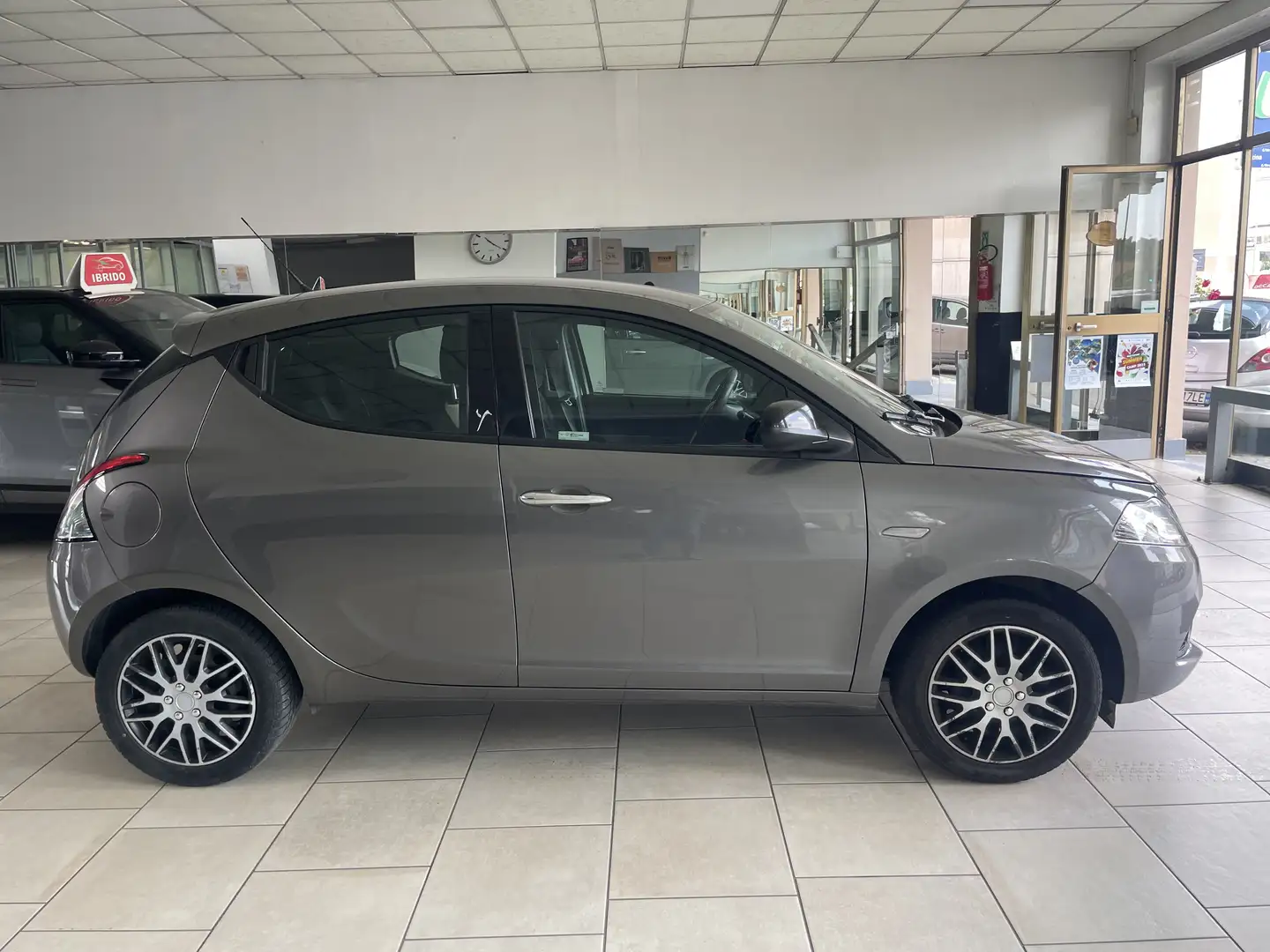 Lancia Ypsilon 1.2  Elefantino 69cv - Sensori - Nessun vincolo - Grijs - 2