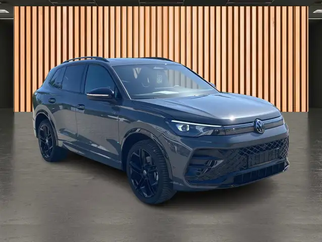 Volkswagen Tiguan view 4