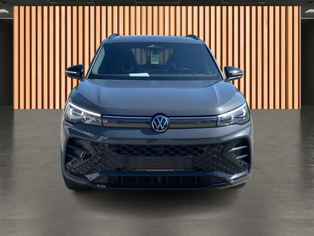 Volkswagen Tiguan view 3