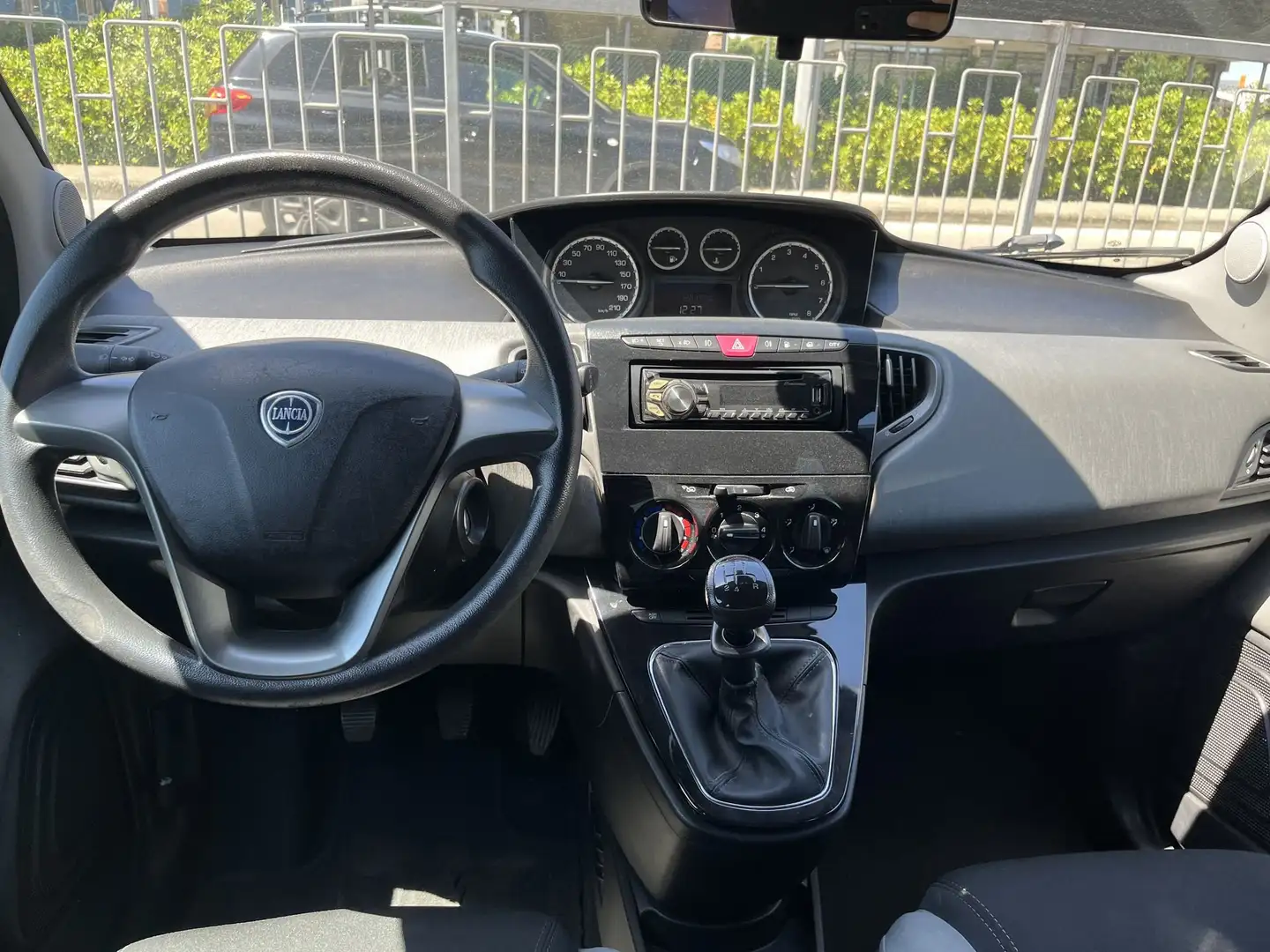 Lancia Ypsilon Ypsilon 0.9 Twinair 85 CV 5 porte Metano Ecochic Grijs - 2
