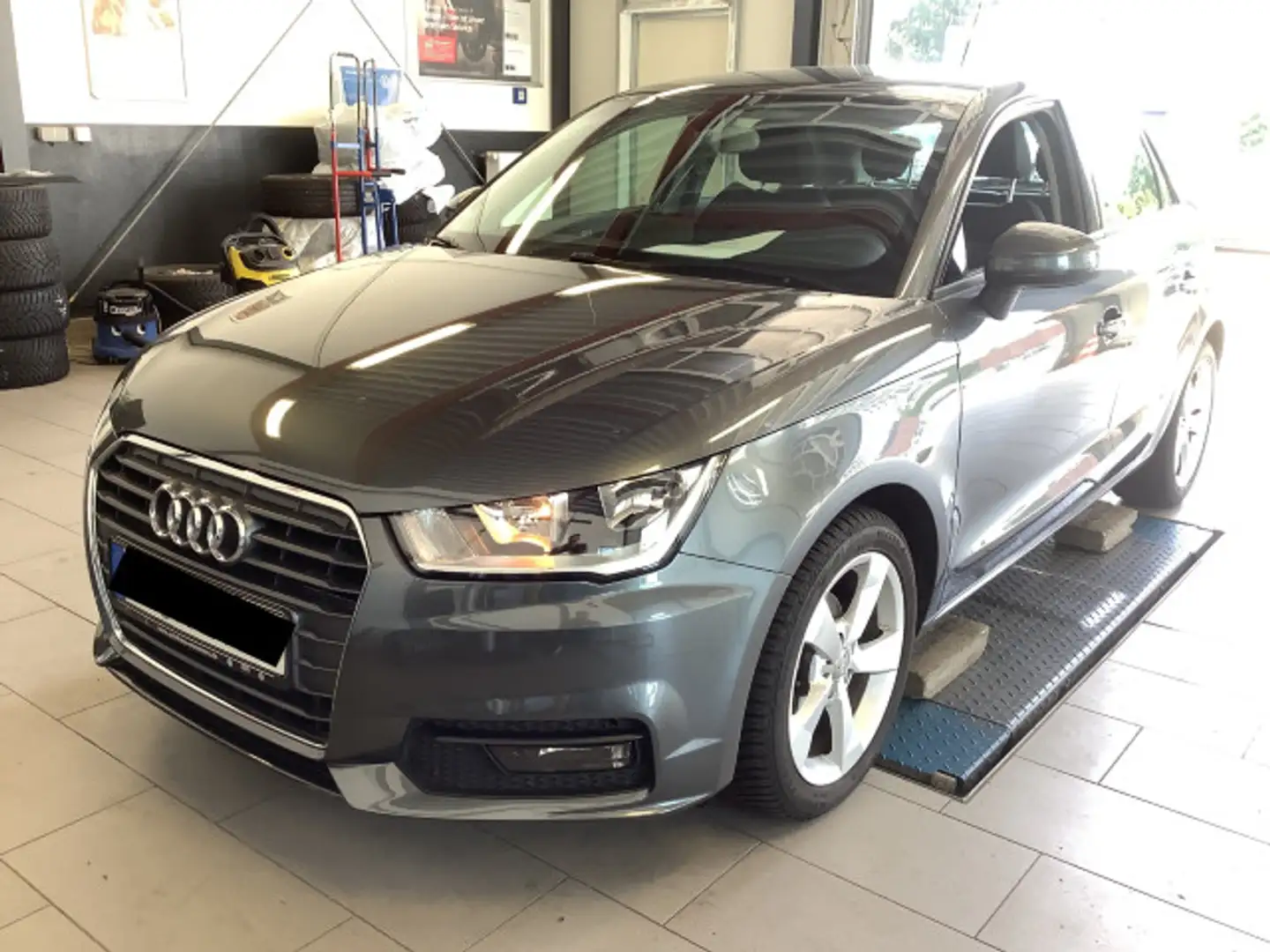 Audi A1 1.0 TFSI sport S tronic Stzhzg Navi Gris - 2