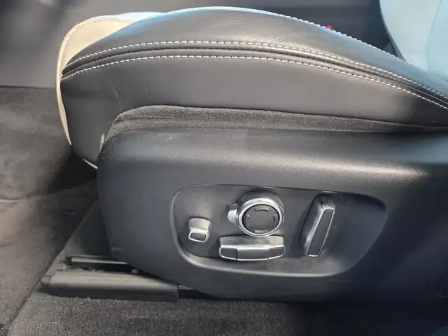 Land Rover Range Rover Velar view 13