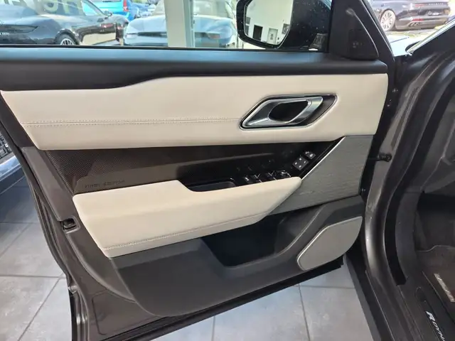 Land Rover Range Rover Velar view 12