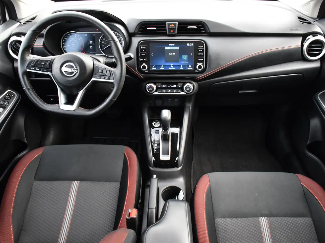 Nissan Versa снимка Nissan Versa