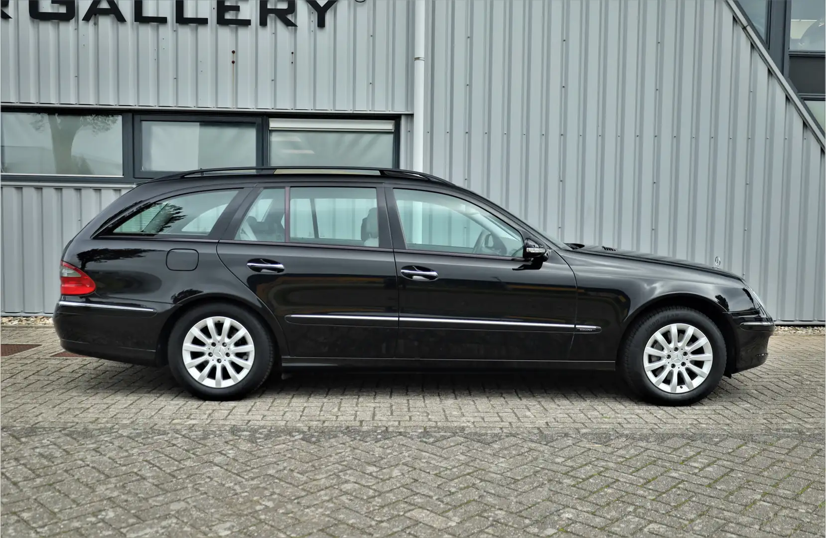 Mercedes-Benz E 280 Estate E Elegance Youngtimer Zwart - 2