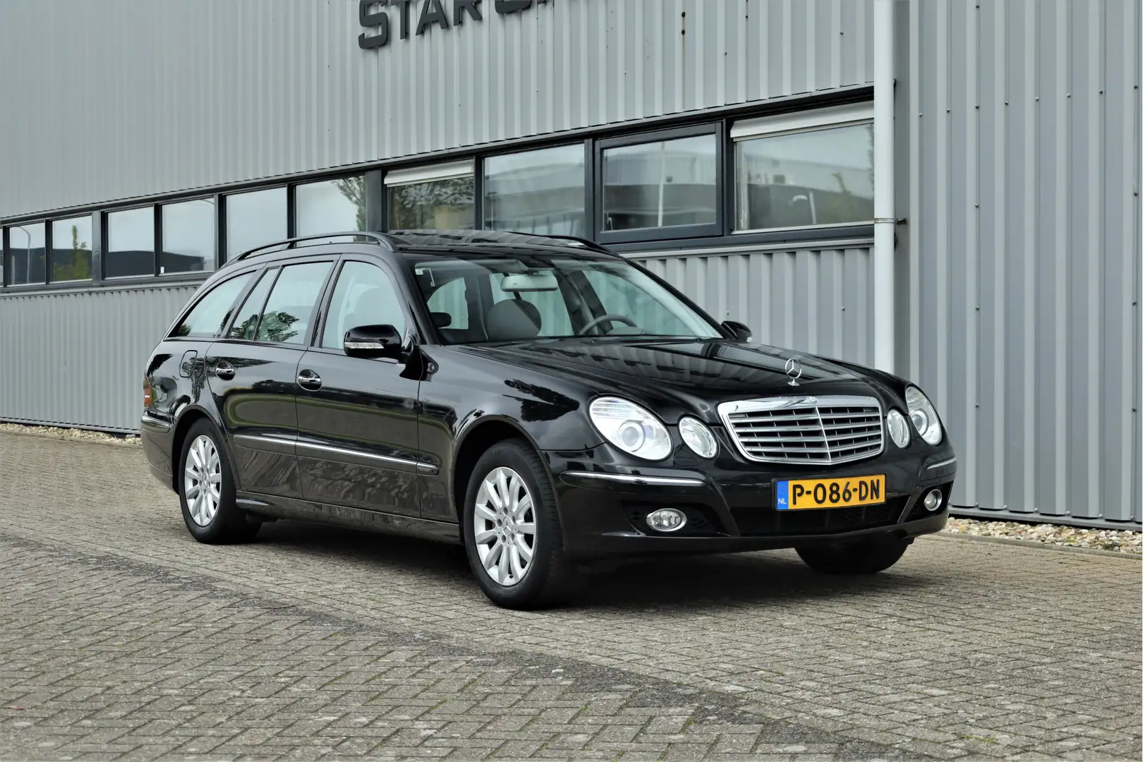 Mercedes-Benz E 280 Estate E Elegance Youngtimer Zwart - 1