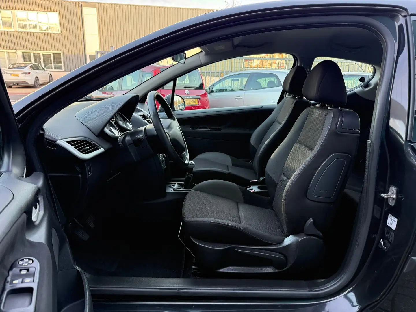 Peugeot 207 1.4 VTi Airco Stuurbekr Lm velgen Facelift model N Zwart - 2