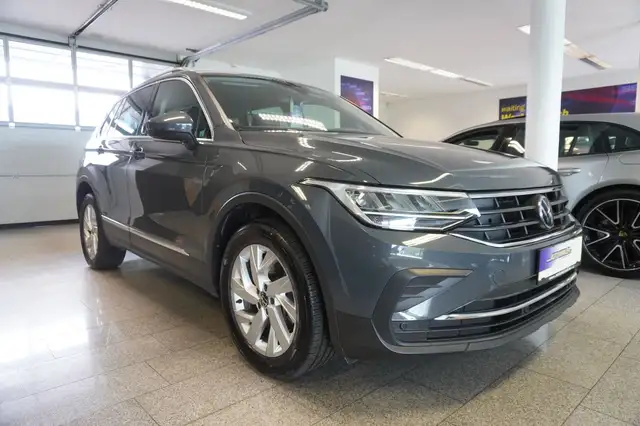 Volkswagen Tiguan view 3