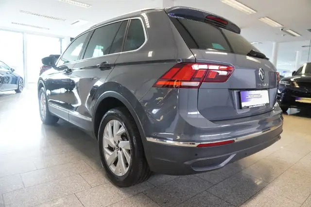 Volkswagen Tiguan view 4