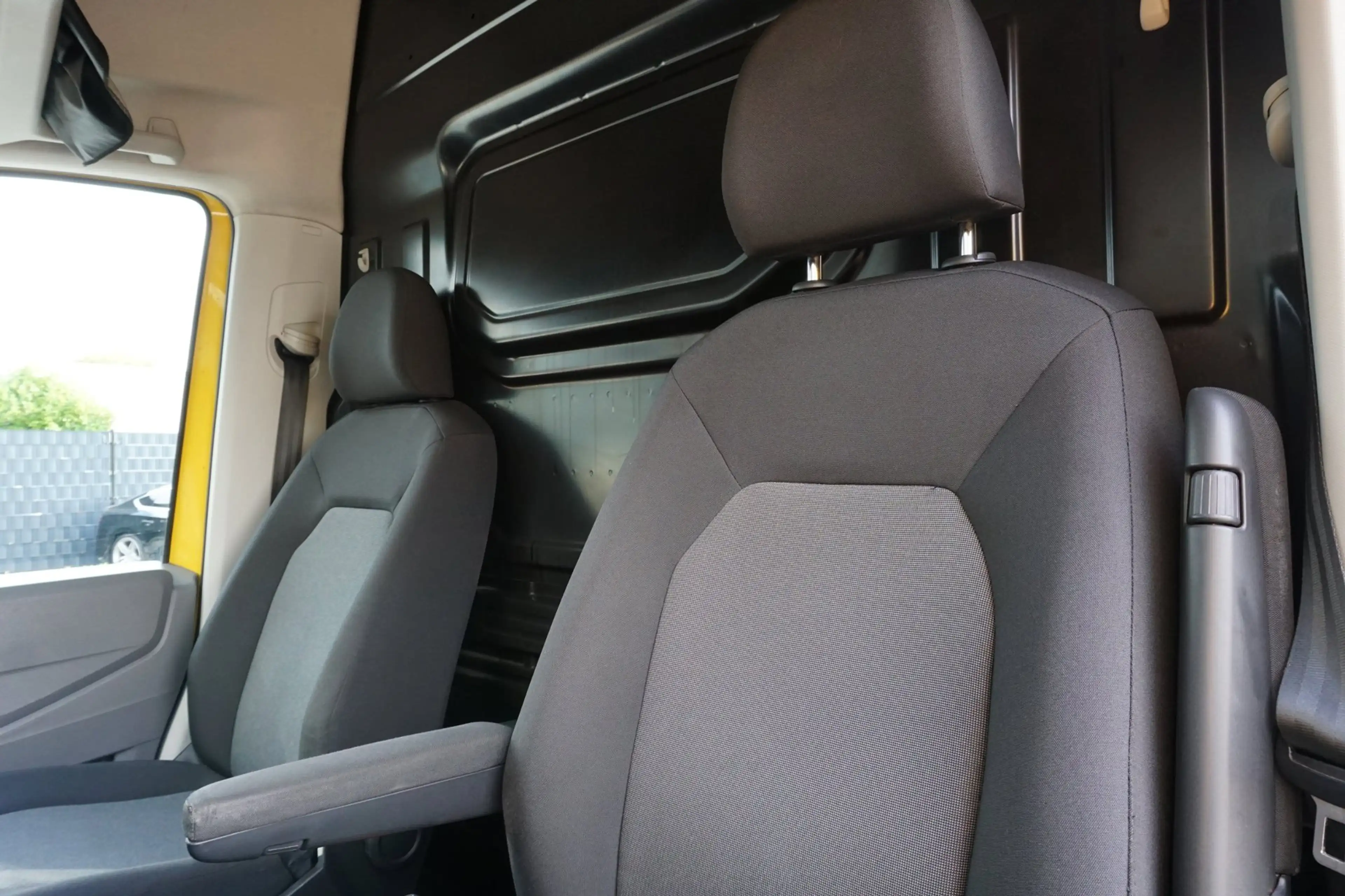 Volkswagen Crafter 35 2.0 TDI L4H3 DC DSG Carplay Cruise Cam — photo 12