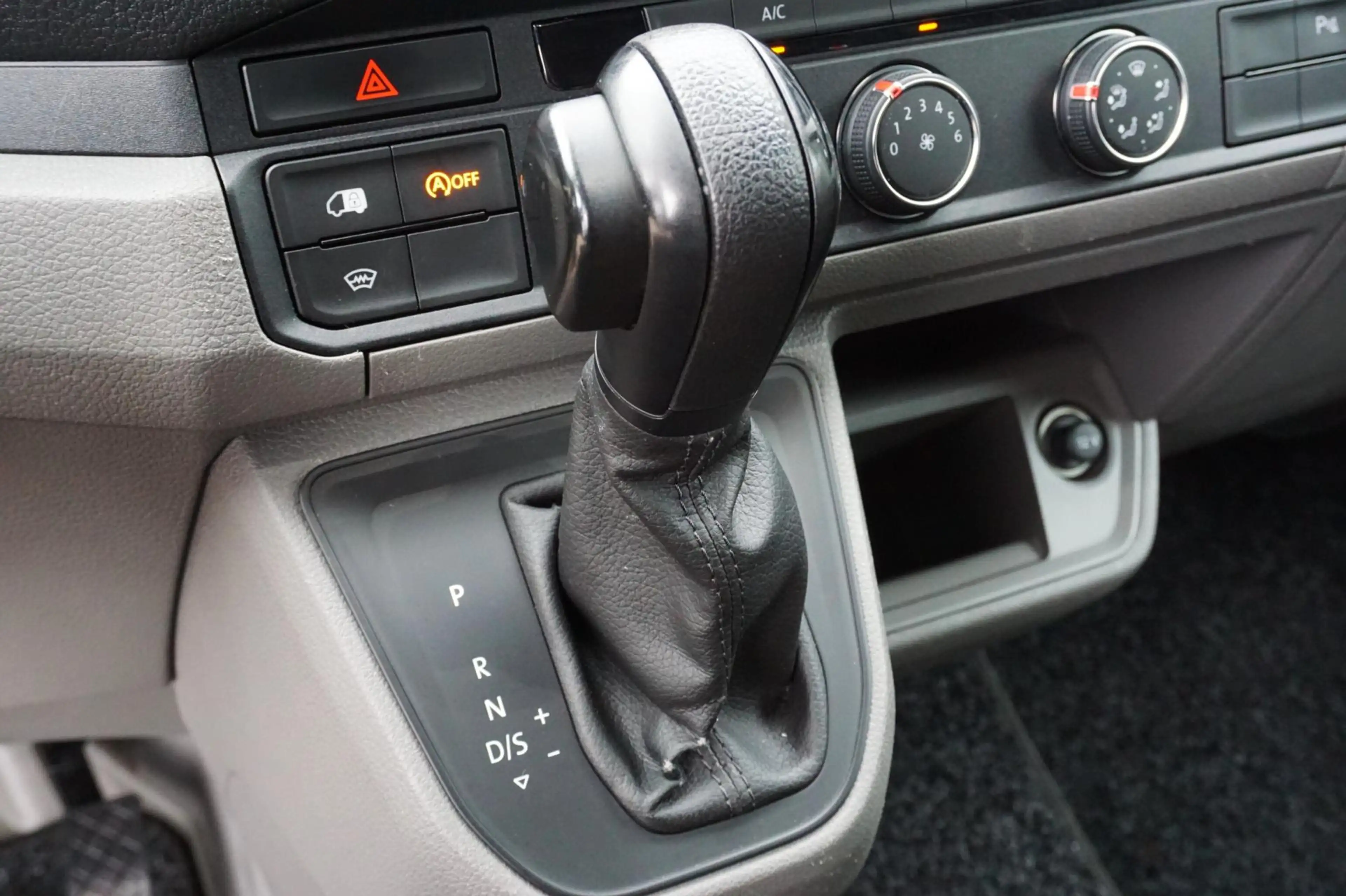 Volkswagen Crafter 35 2.0 TDI L4H3 DC DSG Carplay Cruise Cam — photo 20