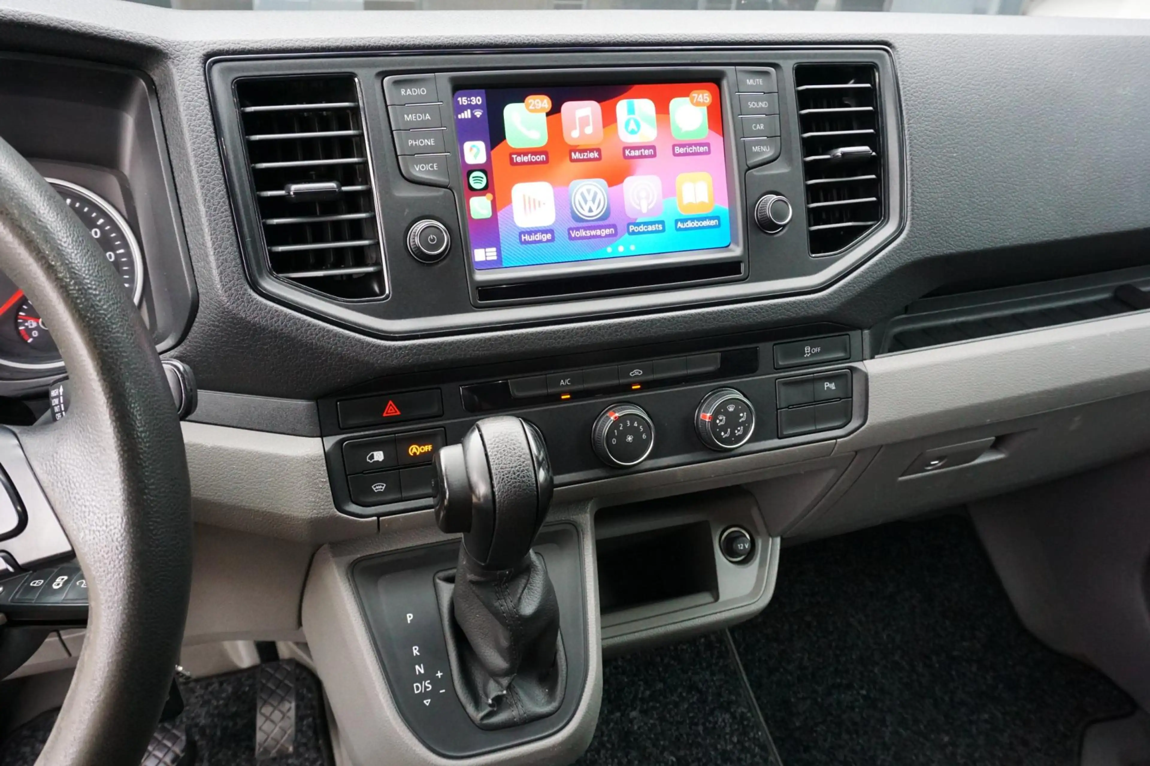 Volkswagen Crafter 35 2.0 TDI L4H3 DC DSG Carplay Cruise Cam — photo 17