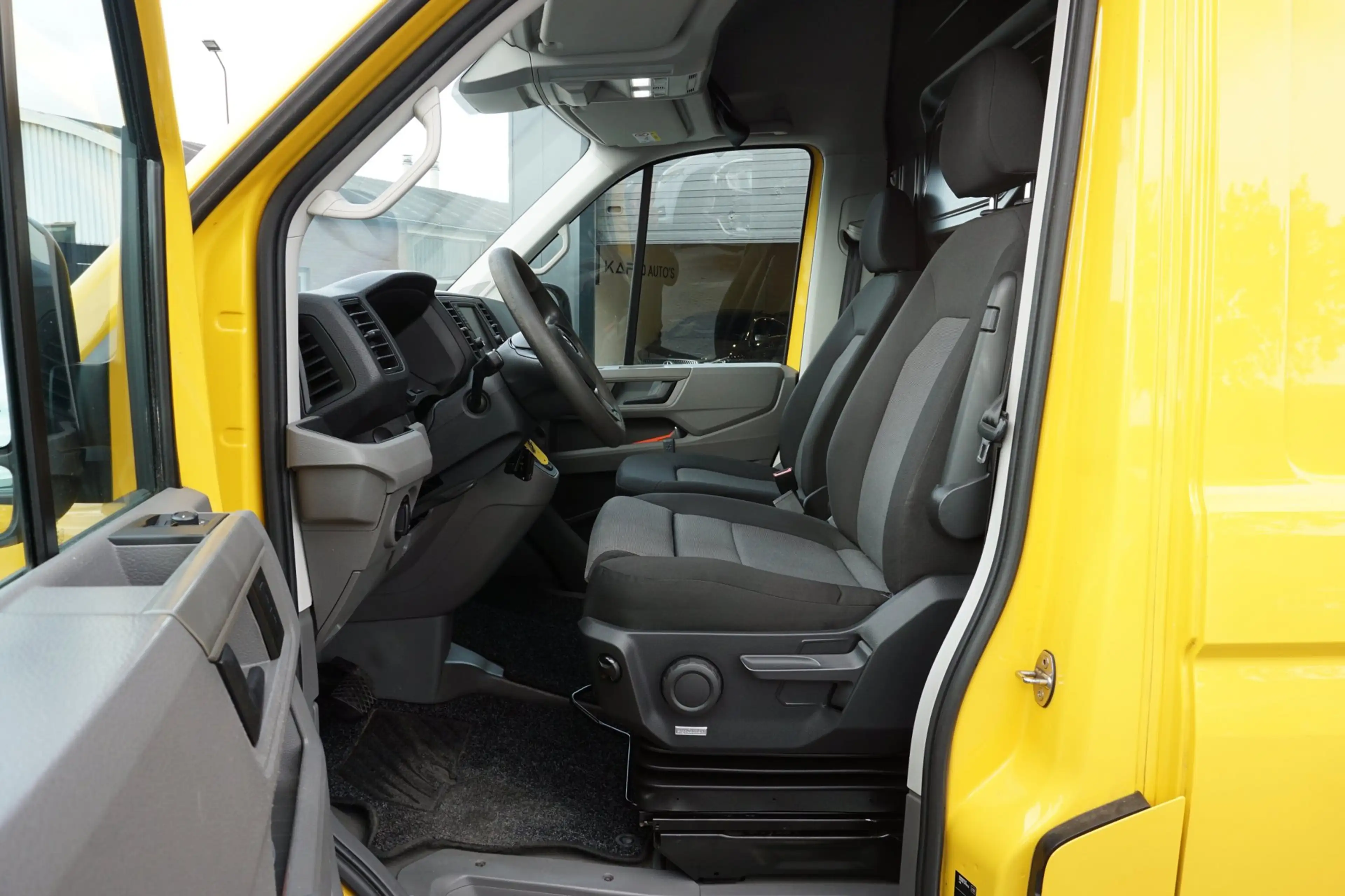 Volkswagen Crafter 35 2.0 TDI L4H3 DC DSG Carplay Cruise Cam — photo 11