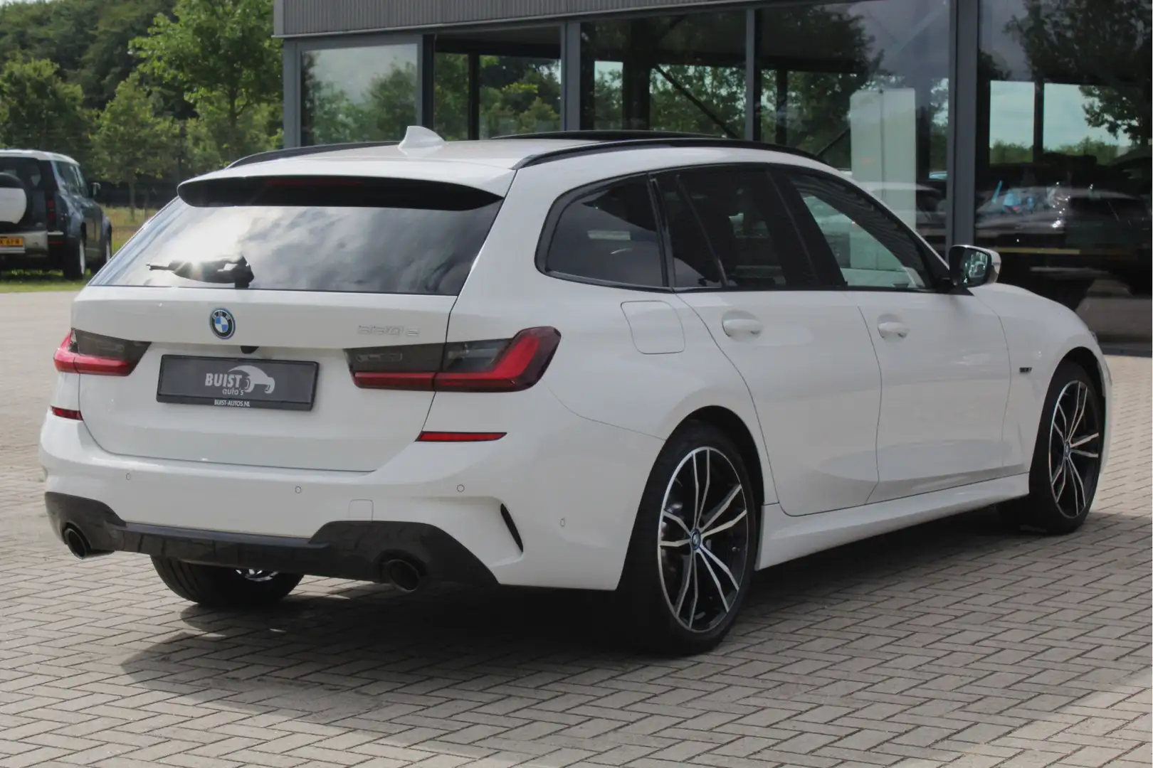 BMW 330 3-serie Touring 330e 293pk M-Sport PANO INDIVIDUAL Weiß - 2