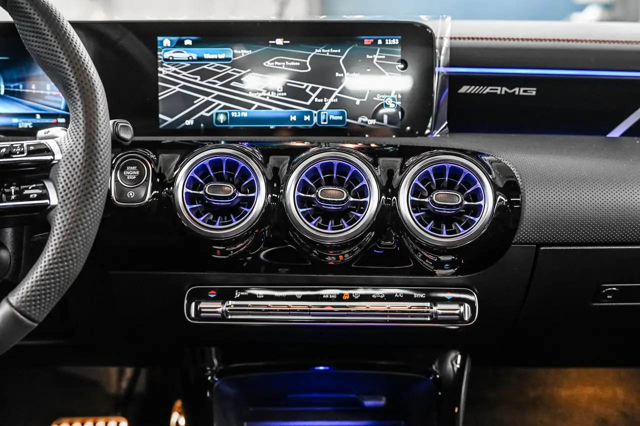 Mercedes-Benz CLA снимка Mercedes-Benz CLA