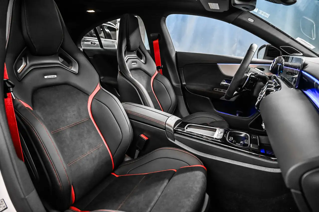 Mercedes-Benz CLA снимка Mercedes-Benz CLA